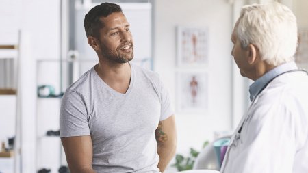 Doctor with patient - Talking